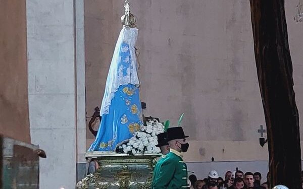 Peregrinos permanecieron bajo la lluvia para saludar a la Virgen y disfrutar del festival