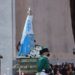 Peregrinos permanecieron bajo la lluvia para saludar a la Virgen y disfrutar del festival