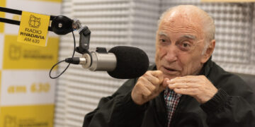 Cacho Fontana, la voz que revolucionó la radio y la presencia que le dio brillo a la TV, murió a los 90 años