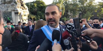 Valdés anunció aumentos en sueldos para julio y en agosto plus unificado