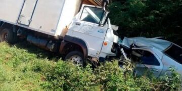 Una familia viajaba a Corrientes y murió tras chocar con camión