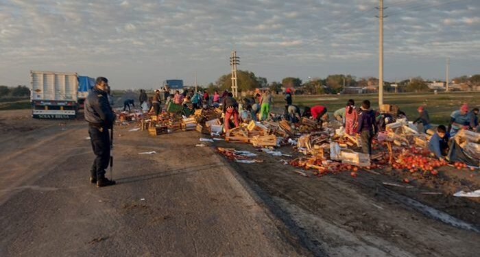 Volcó un camión que transportaba tomates y los vecinos lo saquearon