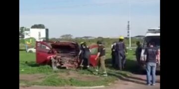 Venían a pasar en día en el Gaucho Gil y colisionaron con un camión