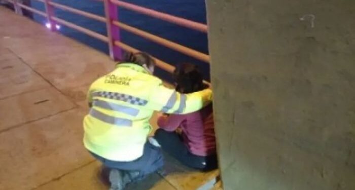 Una joven de 18 años intentó arrojarse del Puente: fue rescatada