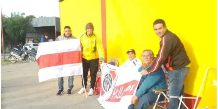 Locura por River en Chaco: A seis días del partido, ya acampan para comprar entradas