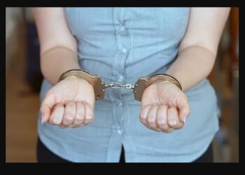 Detienen a policía denunciada por agresión, robo y amenazas