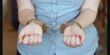 Detienen a policía denunciada por agresión, robo y amenazas