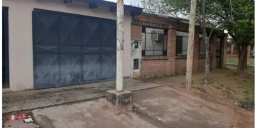 Corrientes: reclama que le pusieron un poste de luz frente a su garaje