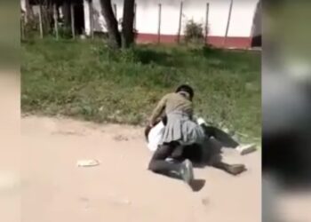 Esquina: dos alumnas se agarraron de los pelos y quedaron filmadas