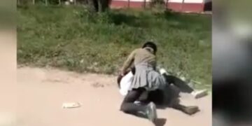 Esquina: dos alumnas se agarraron de los pelos y quedaron filmadas