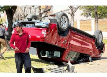 Esquina: volcó una camioneta tras un choque