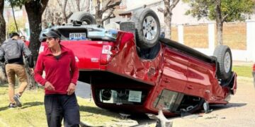 Esquina: volcó una camioneta tras un choque