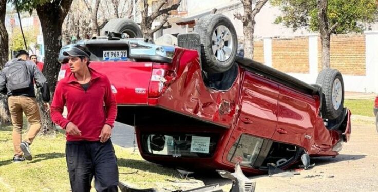 Esquina: volcó una camioneta tras un choque
