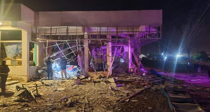 Asalto tipo comando en Paraguay: destrozaron un banco con dinamita