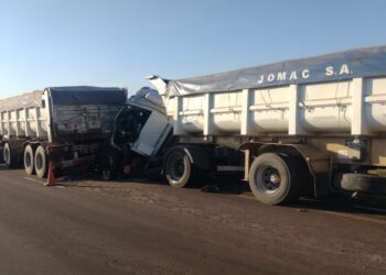 Mercedes: Conductor fue rescatado tras choque entre dos camiones