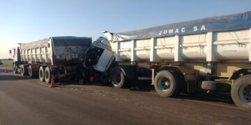 Mercedes: Conductor fue rescatado tras choque entre dos camiones