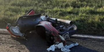 Esquina: motociclista murió tras ser atropellado por un camión