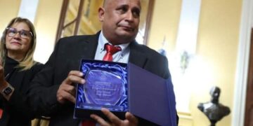 Valdés entregó reconocimiento a docente esquinense