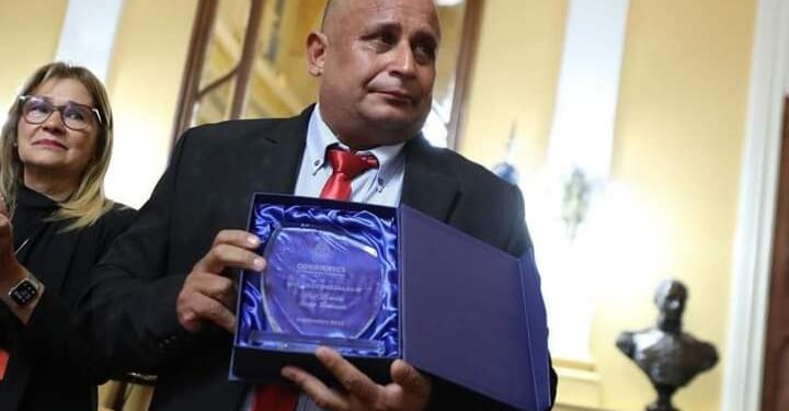 Valdés entregó reconocimiento a docente esquinense
