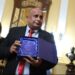 Valdés entregó reconocimiento a docente esquinense