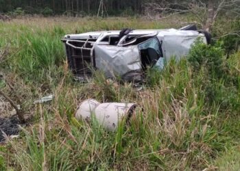 Una camioneta despistó y volcó en una ruta de Corrientes: un muerto