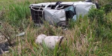 Una camioneta despistó y volcó en una ruta de Corrientes: un muerto
