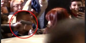 Video: el momento en el que un hombre disparó frente a Cristina Kirchner