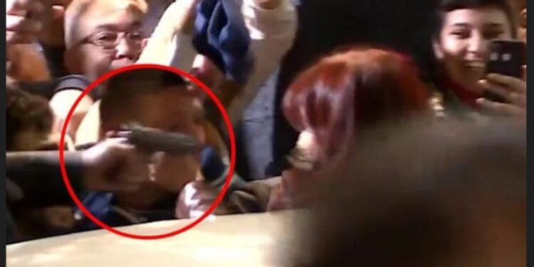 Video: el momento en el que un hombre disparó frente a Cristina Kirchner