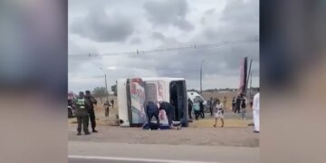 Volcó un micro que trasladaba hinchas de Boca a Mendoza: murió una mujer