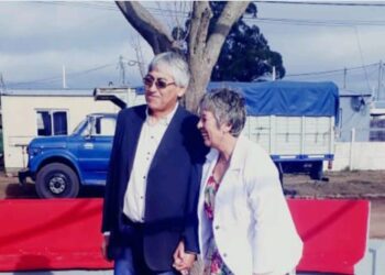 Apuñaló a su esposa, escapó y se mató tras chocar su auto contra un camión