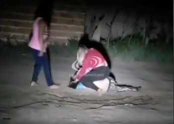 Filmaron a dos mujeres golpeando salvajemente a otra en Corrientes