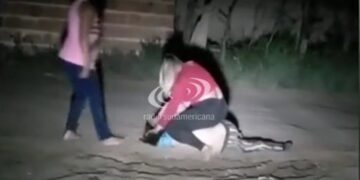Filmaron a dos mujeres golpeando salvajemente a otra en Corrientes