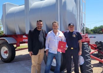 Nuevo cisterna para Bomberos Voluntarios de ﻿Esquina