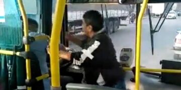 Mujer enfurecida se subió a un colectivo y le dio una paliza al chofer