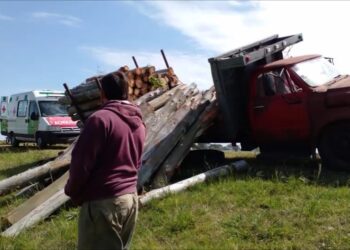 Goya: Volcó un camión cargado de troncos y dos personas quedaron atrapadas