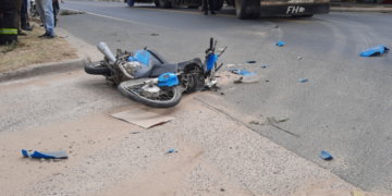 Esquina: motociclista resultó con heridas graves tras chocar con un camión