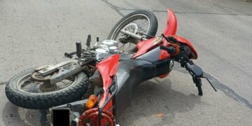 Choque de dos motos en Corrientes: murió un policia y un civil