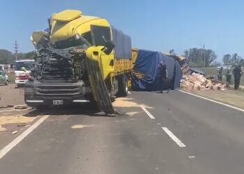 Choque entre camiones de transporte de correo dejó dos víctimas fatales