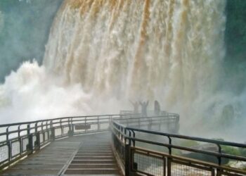 Buscan a un hombre que cayó desde una pasarela de las Cataratas