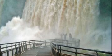 Buscan a un hombre que cayó desde una pasarela de las Cataratas