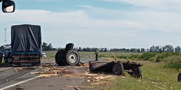 Un hombre murió tras el choque entre un camión y un tractor