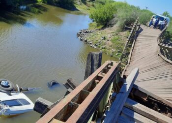 Mercedes: colapsó un puente bailey y un camión cayó a un arroyo
