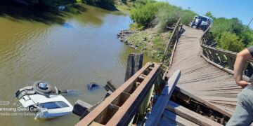 Mercedes: colapsó un puente bailey y un camión cayó a un arroyo