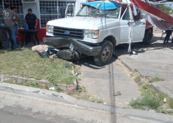 Perdió el control de su vehículo y terminó impactando contra un kiosco