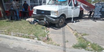 Perdió el control de su vehículo y terminó impactando contra un kiosco