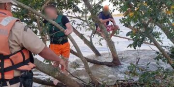 Goya: Prefectura asistió a dos hombres atrapados en el río Paraná