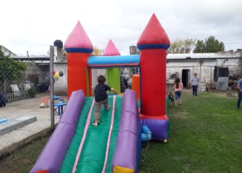 Explotó un pelotero inflable, un nene de 3 años salió disparado y ahora lucha por su vida