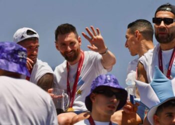 El peligroso blooper de Messi y compañía en plena caravana