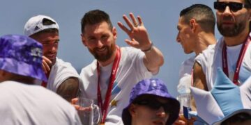 El peligroso blooper de Messi y compañía en plena caravana