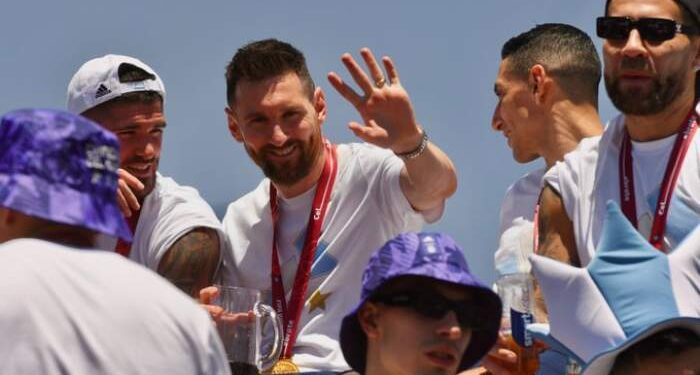 El peligroso blooper de Messi y compañía en plena caravana